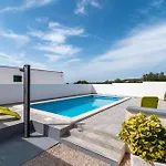 Leona Villa *
