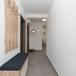 Leona Villa *