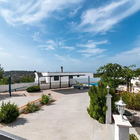 Leona Villa *