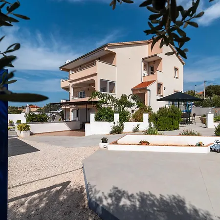 Leona Rogoznica (Sibenik-Knin)