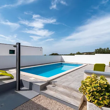 Leona Villa *