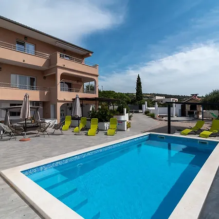 Leona Villa