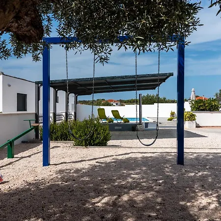 Leona Villa