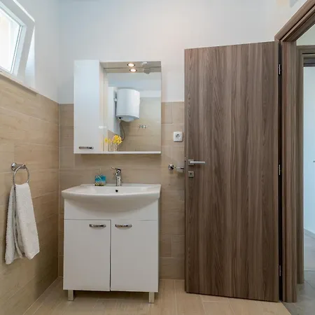 Leona * Rogoznica (Sibenik-Knin)