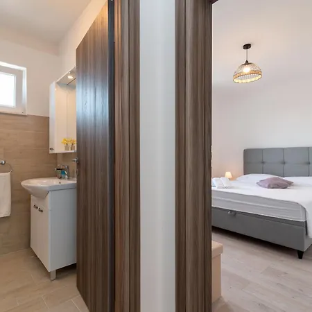 Leona Villa