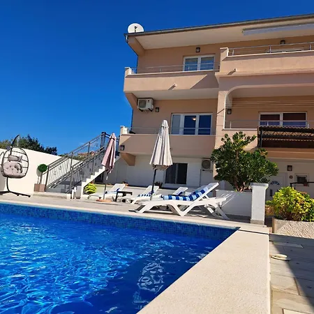Leona Villa *
