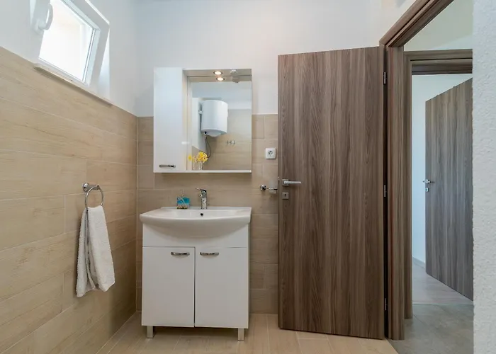 Leona * Rogoznica (Sibenik-Knin)