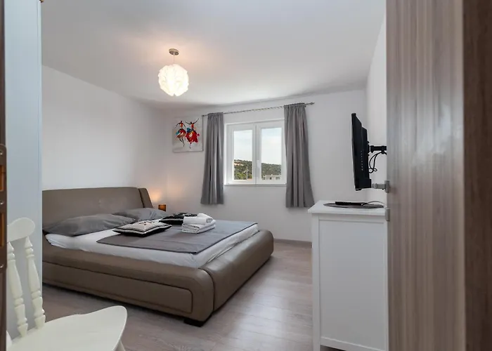 Leona * Rogoznica (Sibenik-Knin)